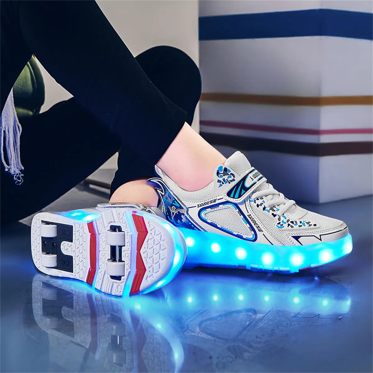 Garçon et Fille LED Lumières Clignotante Patins à roulettes 4 Rétractables Roues Rechargeables Skateboarding Shoes Outdoor Sports Gymnastique Sneakers Halloween Cadeaux de Noël