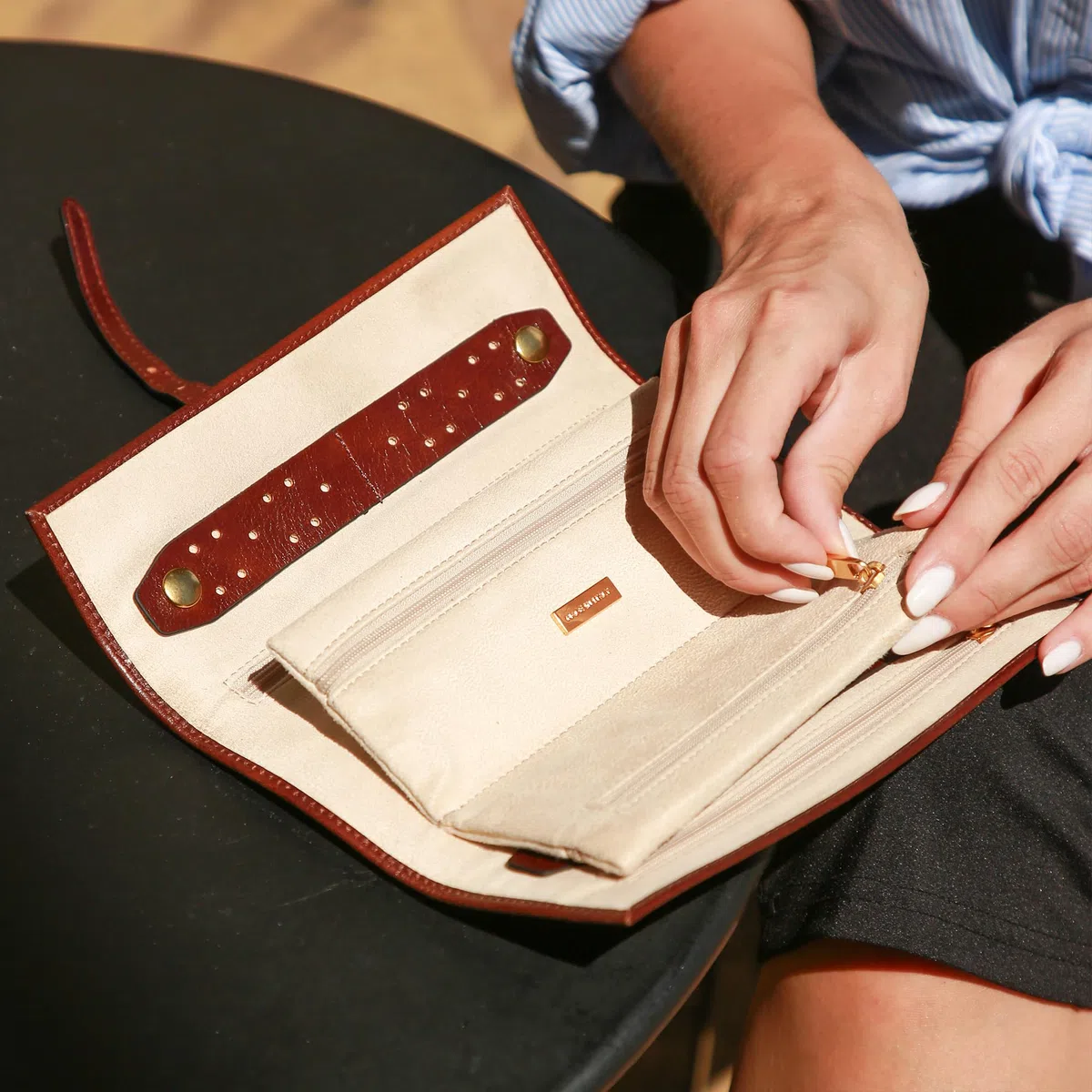 Time Resistance Rouleau de bijoux en cuir - Étui à bijoux de voyage en cuir pleine fleur - Organisateur de bijoux fabriqué en Italie (Marron Cognac)